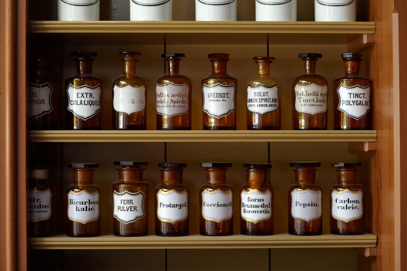 Apothekerregal mit braunen Glasflaschen